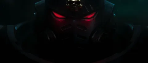 Крупный план головы космодесантника с горящими красными глазами и золотым черепом на передней части шлема.