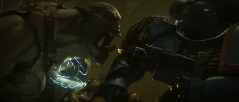 Изображение из анонсирующего трейлера Total War: Warhammer 40,000, на котором орк кричит, когда космический десантник вонзает ему в грудь меч, покрытый синими молниями, одновременно направляя пистолет ему в лицо.